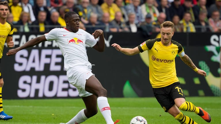 Möchte mit dem BVB die Siegesserie fortsetzen: Kapitän Marco Reus (r.) gegen Ibrahima Konaté (r.).