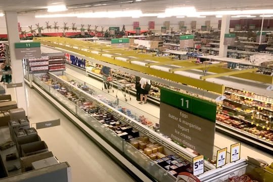 Ein Supermarkt der neuseeländischen Countdown-Kette mit gedimmtem Licht.