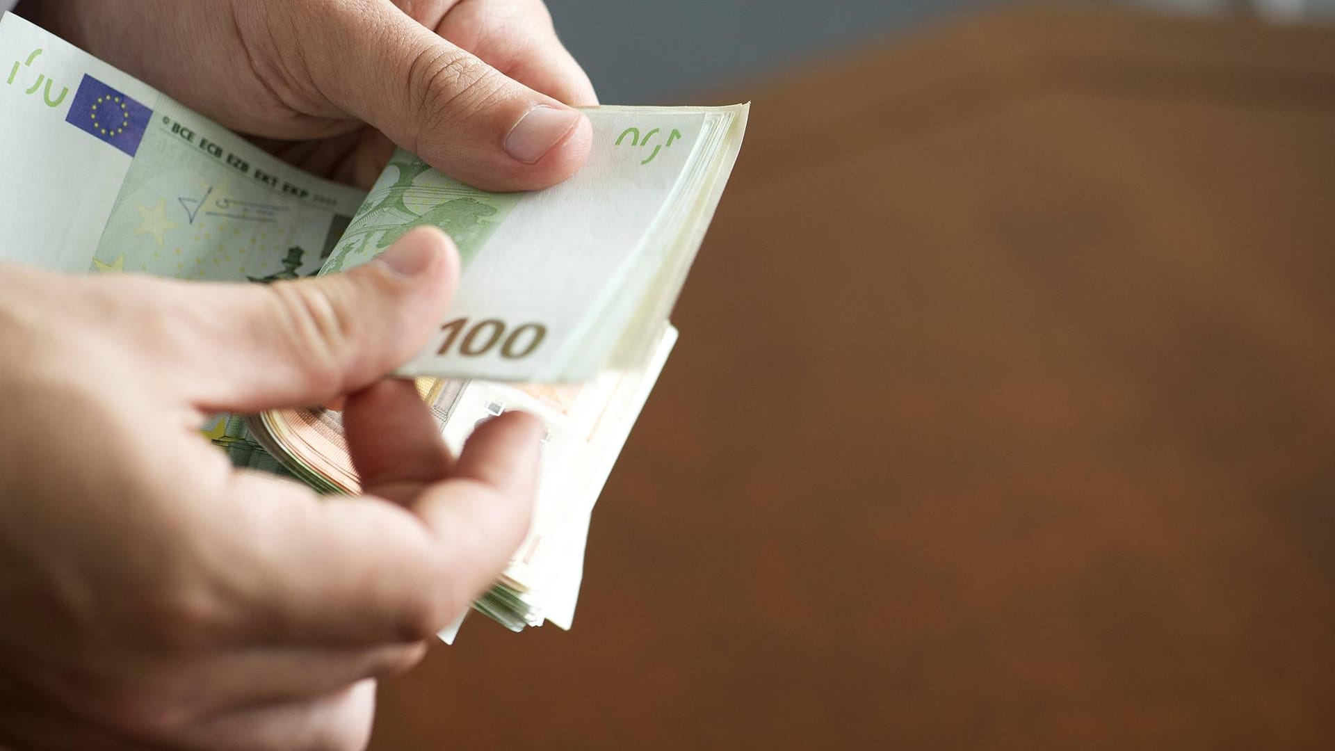 Eine Person hält Geldscheine (Symbolbild): In Mainz hat ein ehrlicher Finder 3.500 Euro bei der Polizei abgegeben. Eine Person hält Geldscheine (Symbolbild): In Mainz hat ein ehrlicher Finder 3.500 Euro bei der Polizei abgegeben.