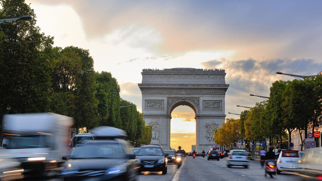 Die Champs-Elysées in Paris: Hier gerieten die Fußgängerinnen mit der Autofahrerin in Streit, woraufhin diese ein Messer zog (Archivbild).