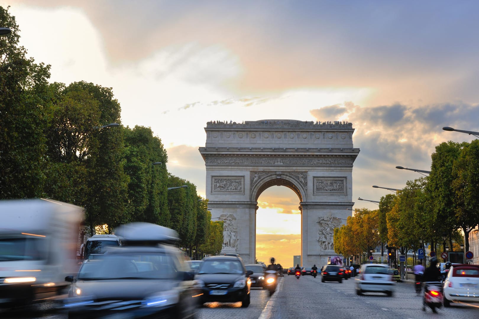 Die Champs-Elysées in Paris: Hier gerieten die Fußgängerinnen mit der Autofahrerin in Streit, woraufhin diese ein Messer zog (Archivbild).