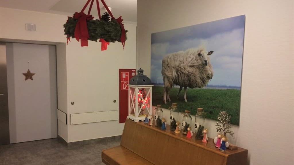Blick in die weihnachtlich geschmückte Station: Auf dem Klavier werden Weihnachtslieder angestimmt und pünktlich zum ersten Advent wird auch der Adventskranz aufgehängt.