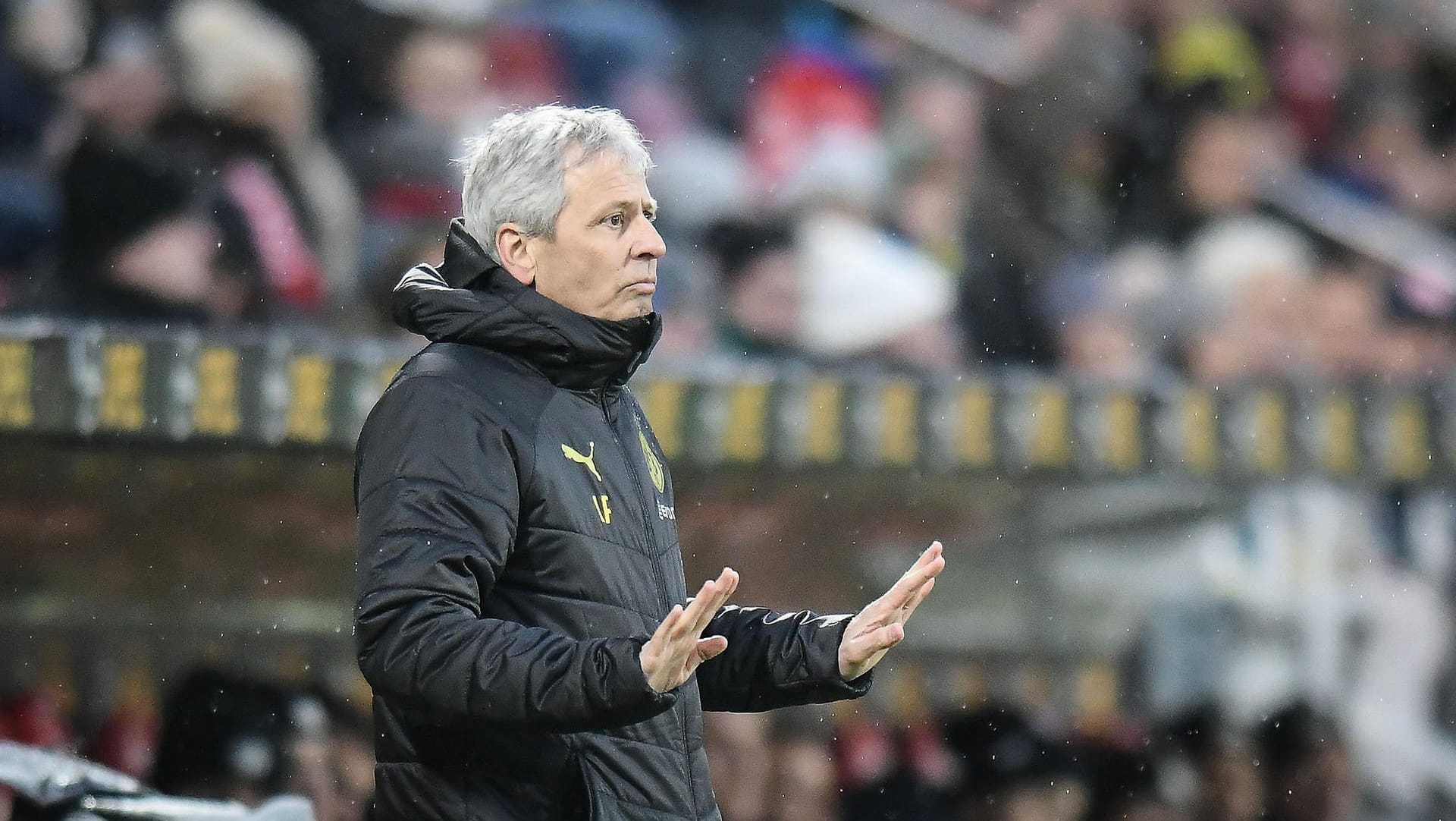 Sein Team spielt seit der Umstellung auf das 3-4-2-1-System besser: BVB-Trainer Lucien Favre.