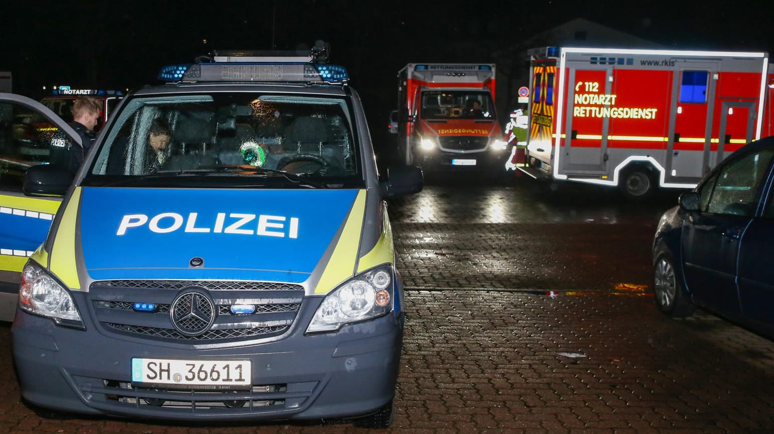 Polizei und Rettungskräfte in Itzehoe: Bevor er sich selbst tötete, rief der 64-Jährige die Polizei.