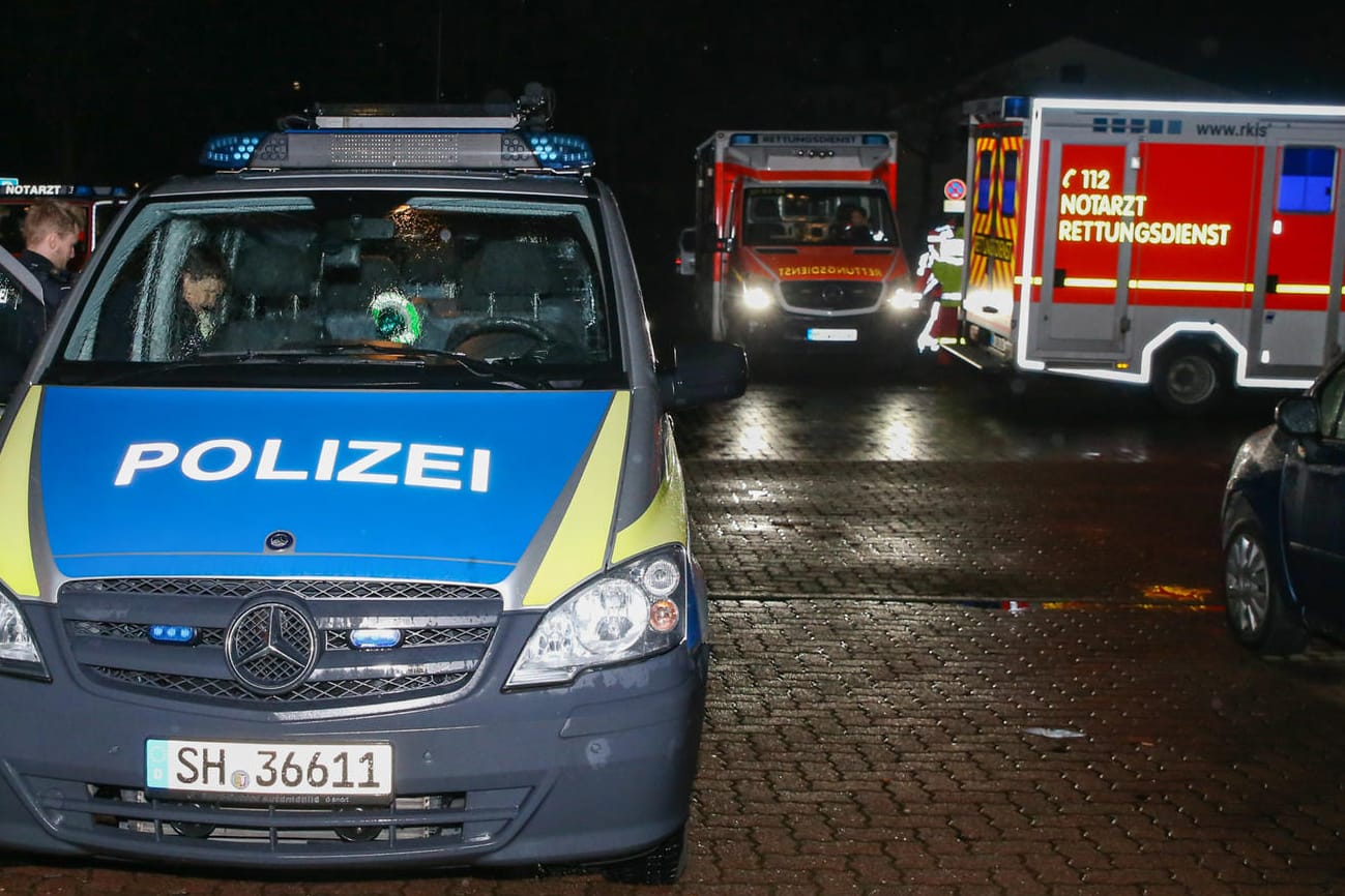 Polizei und Rettungskräfte in Itzehoe: Bevor er sich selbst tötete, rief der 64-Jährige die Polizei.