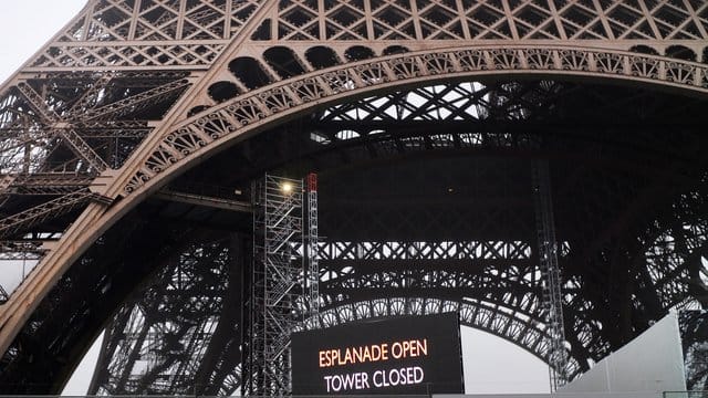 "Tower closed": Der Eiffelturm ist wegen der Proteste gegen die geplante Rentenreform geschlossen. "Tower closed": Der Eiffelturm ist wegen der Proteste gegen die geplante Rentenreform geschlossen.