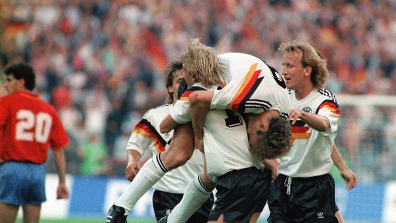 Wurden 1990 zusammen Weltmeister: Jürgen Klinsmann (M, vorn) schultert vor Freude Rudi Völler (M, oben).