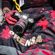 Eine mexikanische Journalistin hält eine rot verschmierte Kamera und eine Presseweste: Für Journalisten war Mexiko 2019 genauso gefährlich wie das Bürgerkriegsland Syrien.