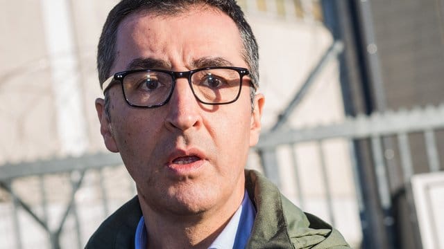 Der frühere Grünen-Parteichef Cem Özdemir ist erneut Ziel eines Angriffs geworden. Der frühere Grünen-Parteichef Cem Özdemir ist erneut Ziel eines Angriffs geworden.