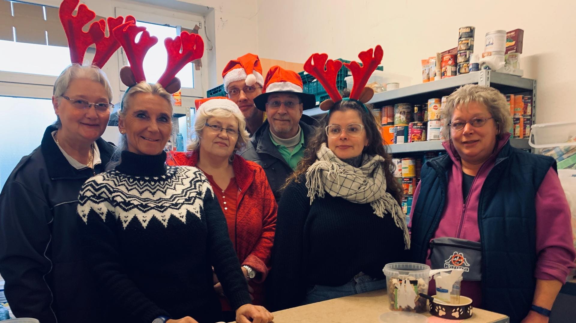 Engagierte in der Hagener Tiertafel: In der Weihnachtszeit gibt es für die tierischen Kunden eine große Geschenkeaktion.