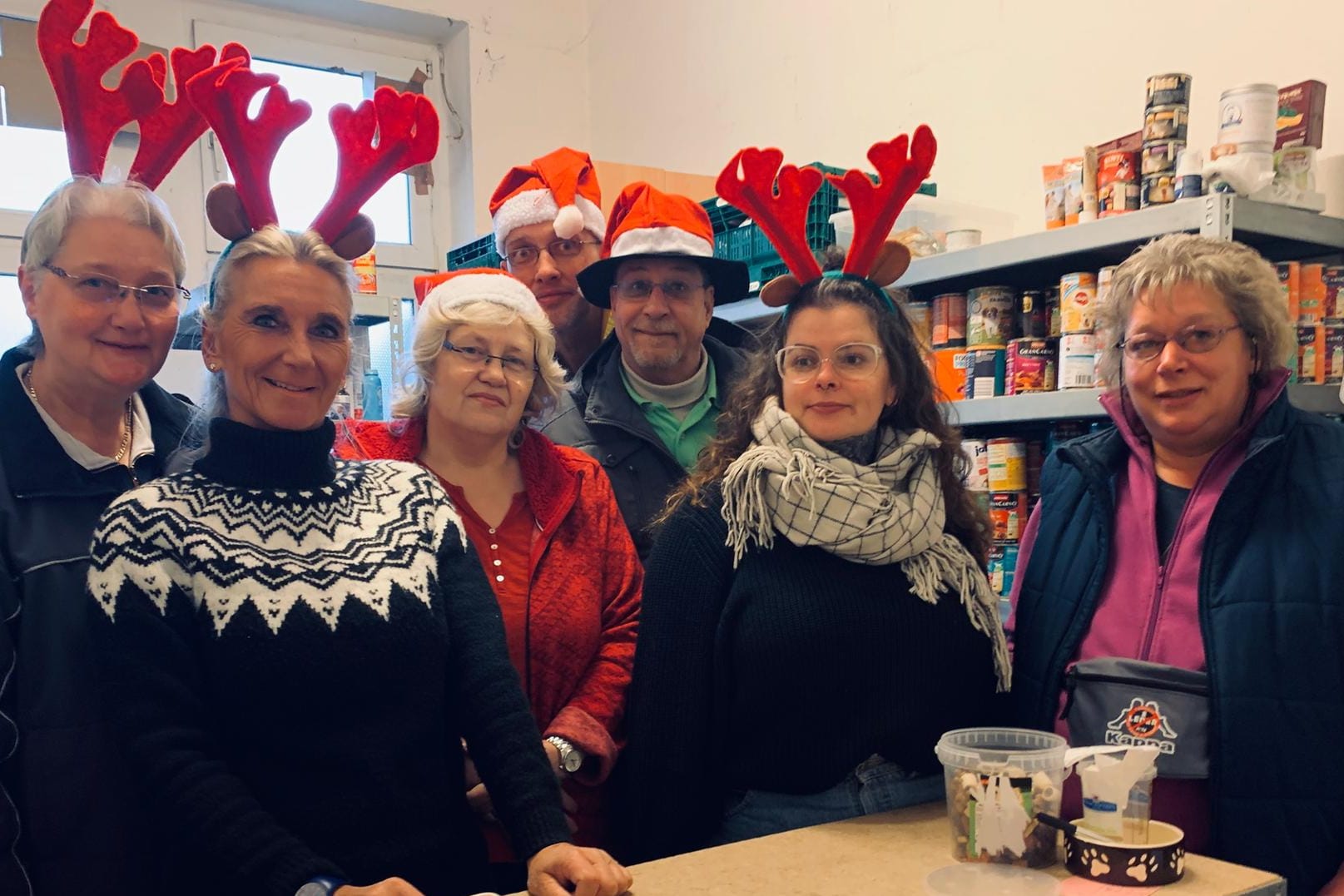 Engagierte in der Hagener Tiertafel: In der Weihnachtszeit gibt es für die tierischen Kunden eine große Geschenkeaktion.