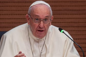 Papst Franziskus: Der Missbrauchsskandal hat die katholische Kirche erschüttert. Die Aufhebung des "päpstlichen Geheimnisses" soll die Aufklärung erleichtern.