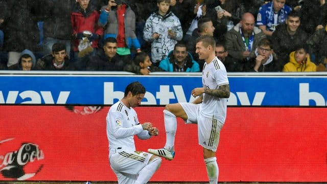 Wollen auch in Clásico jubeln: Die Real-Stars Sergio Ramos (l) und Toni Kroos. Wollen auch in Clásico jubeln: Die Real-Stars Sergio Ramos (l) und Toni Kroos.
