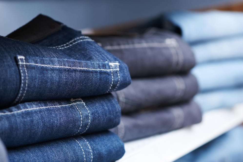 Jeans im Schrank: Heute sind mehrere Modelle von Levi's bei Amazon reduziert.