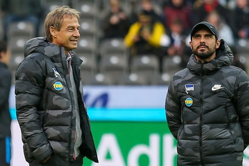 Alexander Nouri (r) sieht die Arbeitsteilung im Trainerteam von Hertha BSC mit Chefcoach Jürgen Klinsmann für sich als Bereicherung.