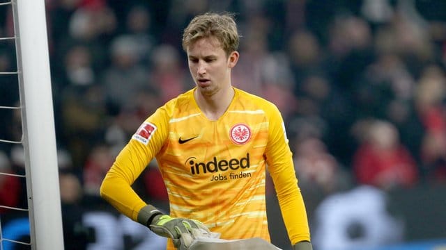Frankfurt muss vorerst auf Torwart Frederik Rönnow verzichten.