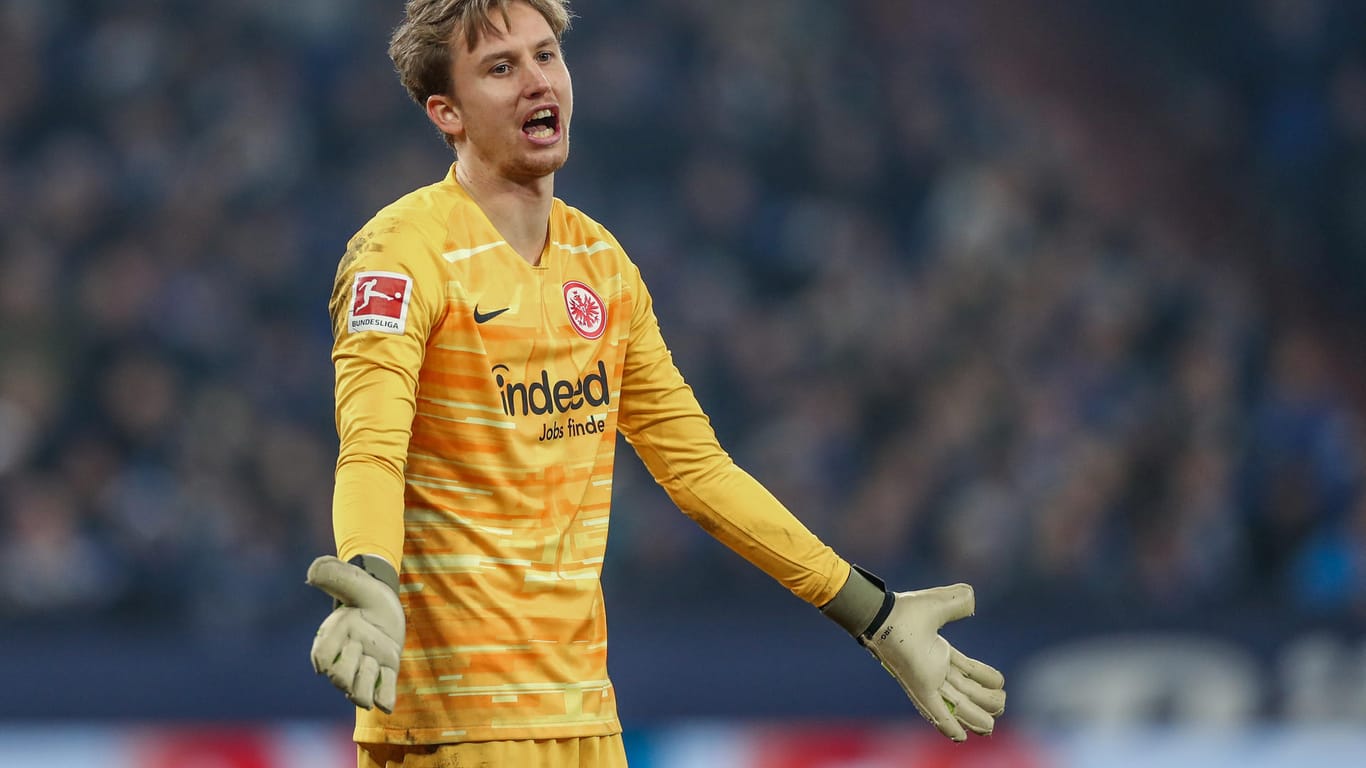 Eintrachts Torwart Frederik Rönnow beim Spiel gegen Schalke: Die SGE muss einige Wochen auf den Ersatz-Keeper verzichten.