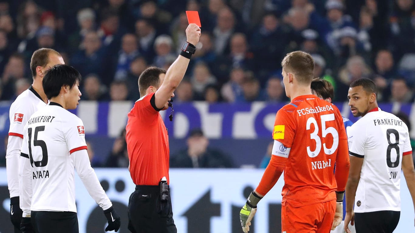 Ist nach seinem Kung-Fu-Tritt gegen Frankfurts Mijat Gacinovic für vier Spiele gesperrt: Schalkes Torwart Alexander Nübel (2.v.r.).