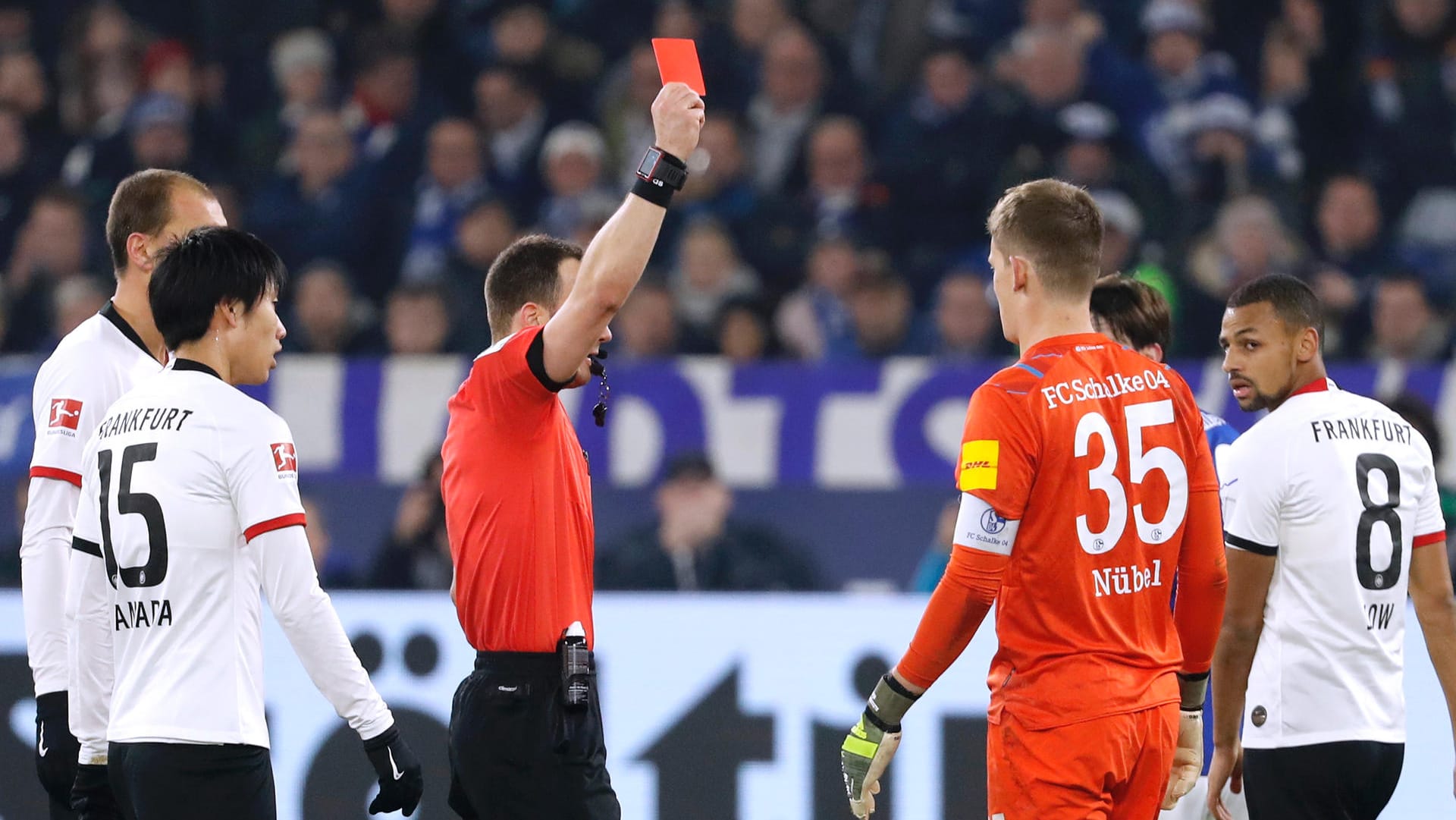 Ist nach seinem Kung-Fu-Tritt gegen Frankfurts Mijat Gacinovic für vier Spiele gesperrt: Schalkes Torwart Alexander Nübel (2.v.r.). Ist nach seinem Kung-Fu-Tritt gegen Frankfurts Mijat Gacinovic für vier Spiele gesperrt: Schalkes Torwart Alexander Nübel (2.v.r.).