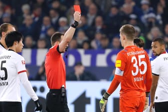 Ist nach seinem Kung-Fu-Tritt gegen Frankfurts Mijat Gacinovic für vier Spiele gesperrt: Schalkes Torwart Alexander Nübel (2.v.r.).
