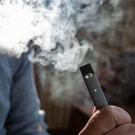 Ein Mann raucht eine E-Zigarette: Die Wahrscheinlichkeit, innerhalb weniger Jahre ein Lungenleiden zu bekommen, ist laut einer Studie für Dampfer um 30 Prozent höher als für abstinente Menschen.