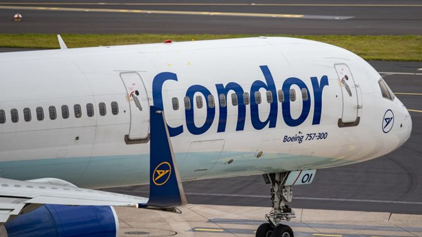 Eine Condor-Maschine steht am Flughafen: Man sei mit den Gewerkschaften in sehr guten Gesprächen über die künftigen Konditionen, heißt es seitens der Fluggesellschaft.