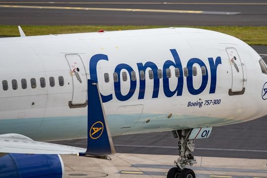 Eine Condor-Maschine steht am Flughafen: Man sei mit den Gewerkschaften in sehr guten Gesprächen über die künftigen Konditionen, heißt es seitens der Fluggesellschaft. Eine Condor-Maschine steht am Flughafen: Man sei mit den Gewerkschaften in sehr guten Gesprächen über die künftigen Konditionen, heißt es seitens der Fluggesellschaft.