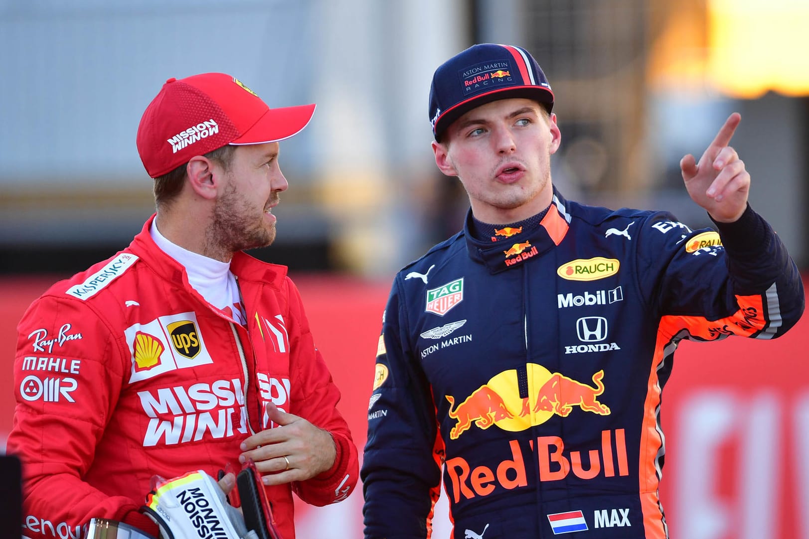 Hält Ferrari nicht für die passende Wahl für seine Zukunft: Red-Bull-Fahrer Verstappen (r.) und Ferrari-Star Sebastian Vettel (l.).