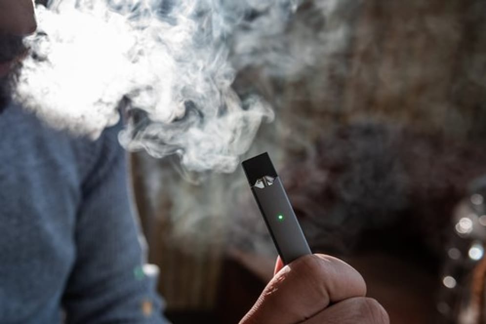 Auch wer E-Zigaretten raucht, lebt laut einer Studie mit einem höheren Risiko für Lungenkrankheiten wie COPD und Asthma.