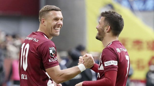 Jubelt Lukas Podolski (l) doch weiter im Trikot von Vissel Kobe?.