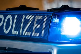 Blaulicht der Polizei: In Ostwestfalen gab es einen schweren Verkehrsunfall. (Symbolbild)