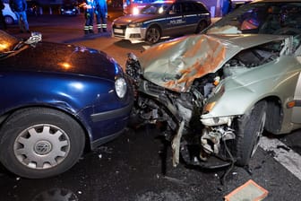 Zwei Autos nach Unfall: 2019 gab es erneut weniger Verkehrstote. (Symbolbild)