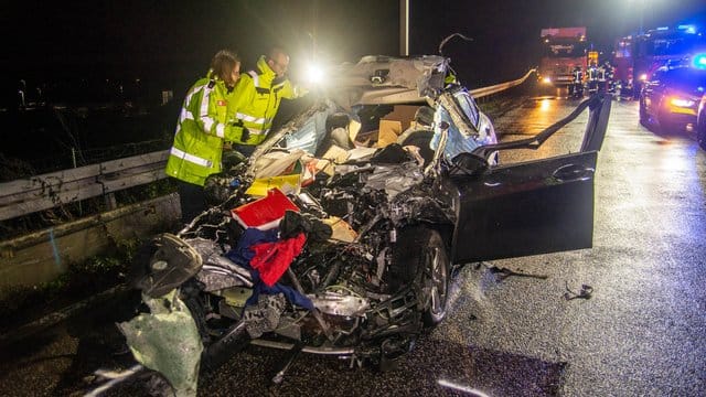 Hier kam jede Hilfe zu spät: Der Fahrer dieses Wagens war auf der A3 auf einen stehenden Lastwagen aufgefahren und noch am Unfallort gestorben.
