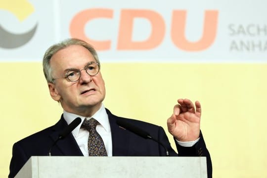 Reiner Haseloff (CDU), Ministerpräsident von Sachsen-Anhalt: "Ohne Wenn und Aber: Hakenkreuze und CDU geht gar nicht.