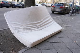 Matratze an Baum gelehnt: In Kassel wurde ein Mann auf einer Matratze auf ein Autodach gebunden. (Symbolbild)