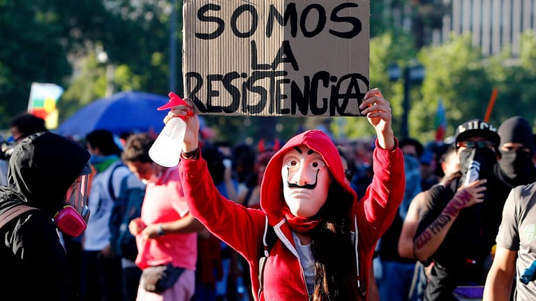 Demonstration in Santiago de Chile: Ein Demonstrant hat sich als Bankräuber aus der Netflix-Serie verkleidet. (Oktober 2019)