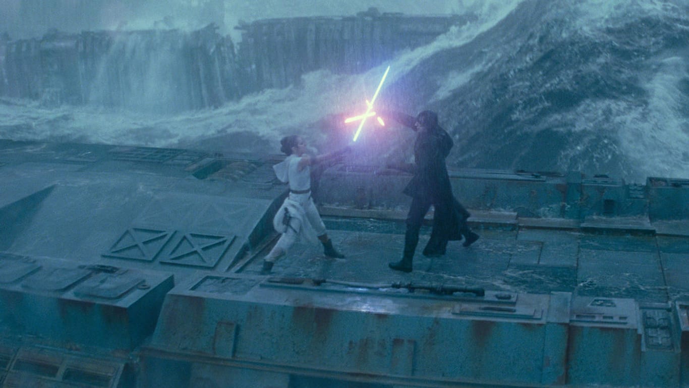 "Star Wars 9: Der Aufstieg Skywalkers": Daisy Ridley als Rey und Adam Driver als Kylo Ren im Kino-Zweikampf