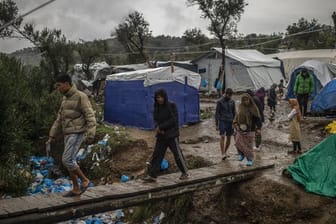 In und um das Lager von Moria auf der Insel Lesbos leben mehr als 18.