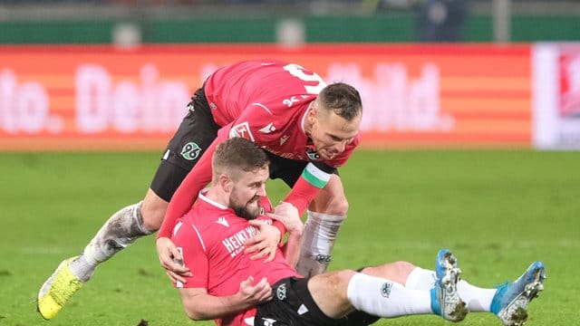 Jubelten gegen Darmstadt zu früh: Hannovers Marc Stendera (unten) und Marvin Bakalorz. Jubelten gegen Darmstadt zu früh: Hannovers Marc Stendera (unten) und Marvin Bakalorz.