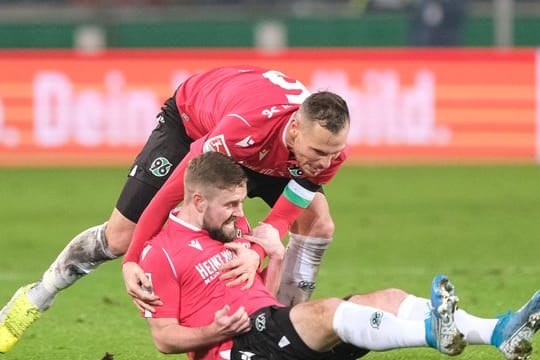 Jubelten gegen Darmstadt zu früh: Hannovers Marc Stendera (unten) und Marvin Bakalorz.
