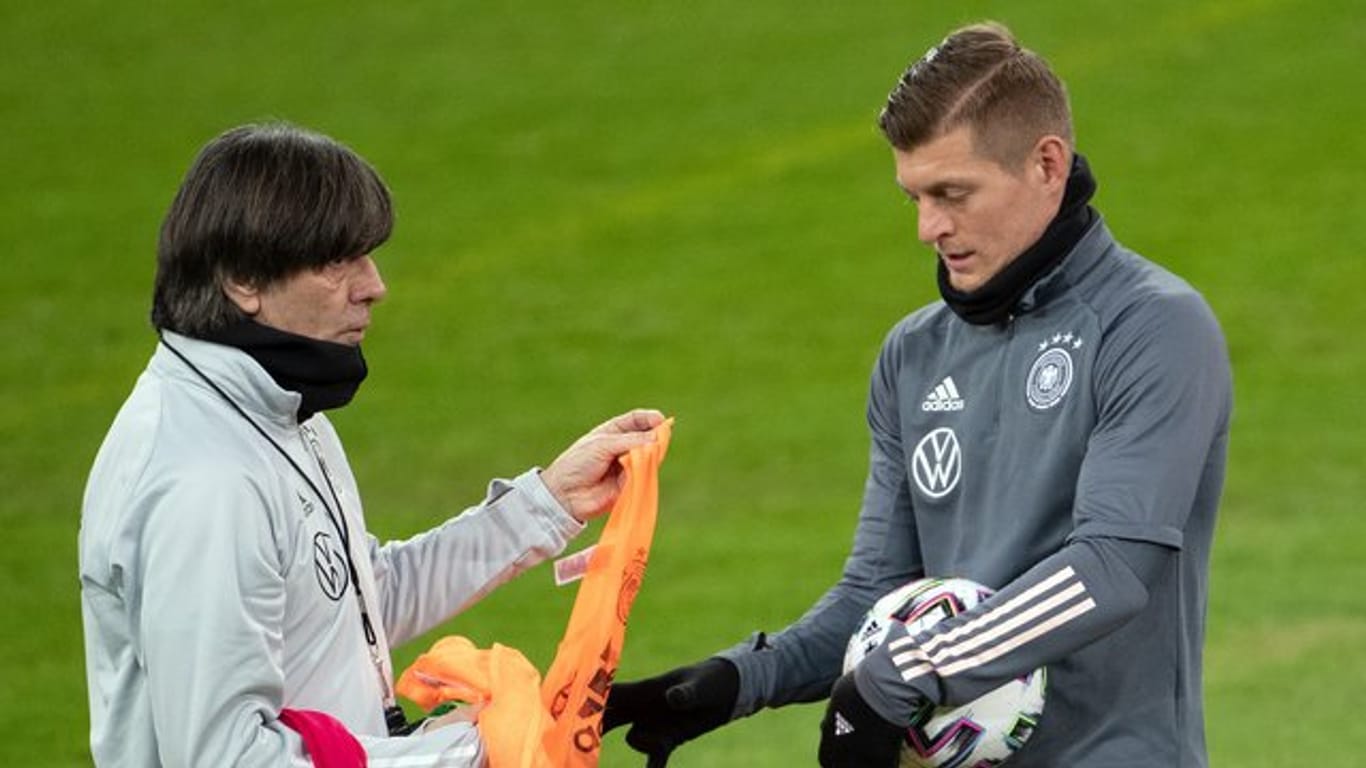 Sieht die DFB-Elf um Bundestrainer Joachim Löw (l) noch nicht als EM-Favorit: Toni Kroos.