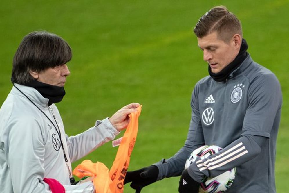 Sieht die DFB-Elf um Bundestrainer Joachim Löw (l) noch nicht als EM-Favorit: Toni Kroos.