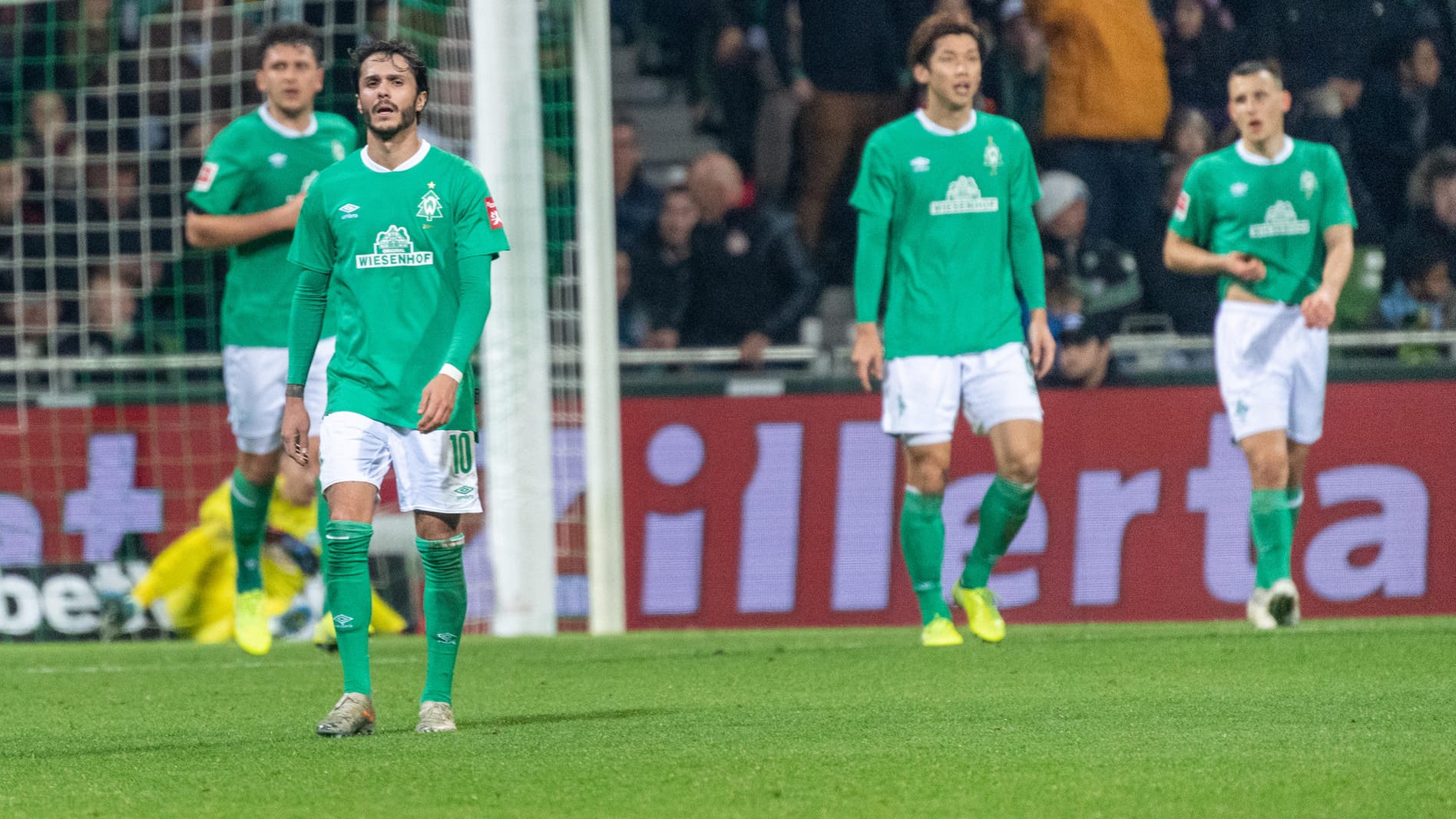 Am Boden: Die Bremer während der Partie gegen Mainz.