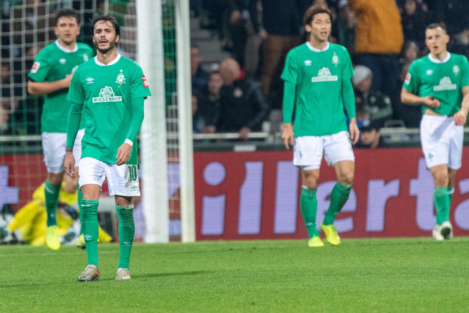 Am Boden: Die Bremer während der Partie gegen Mainz.