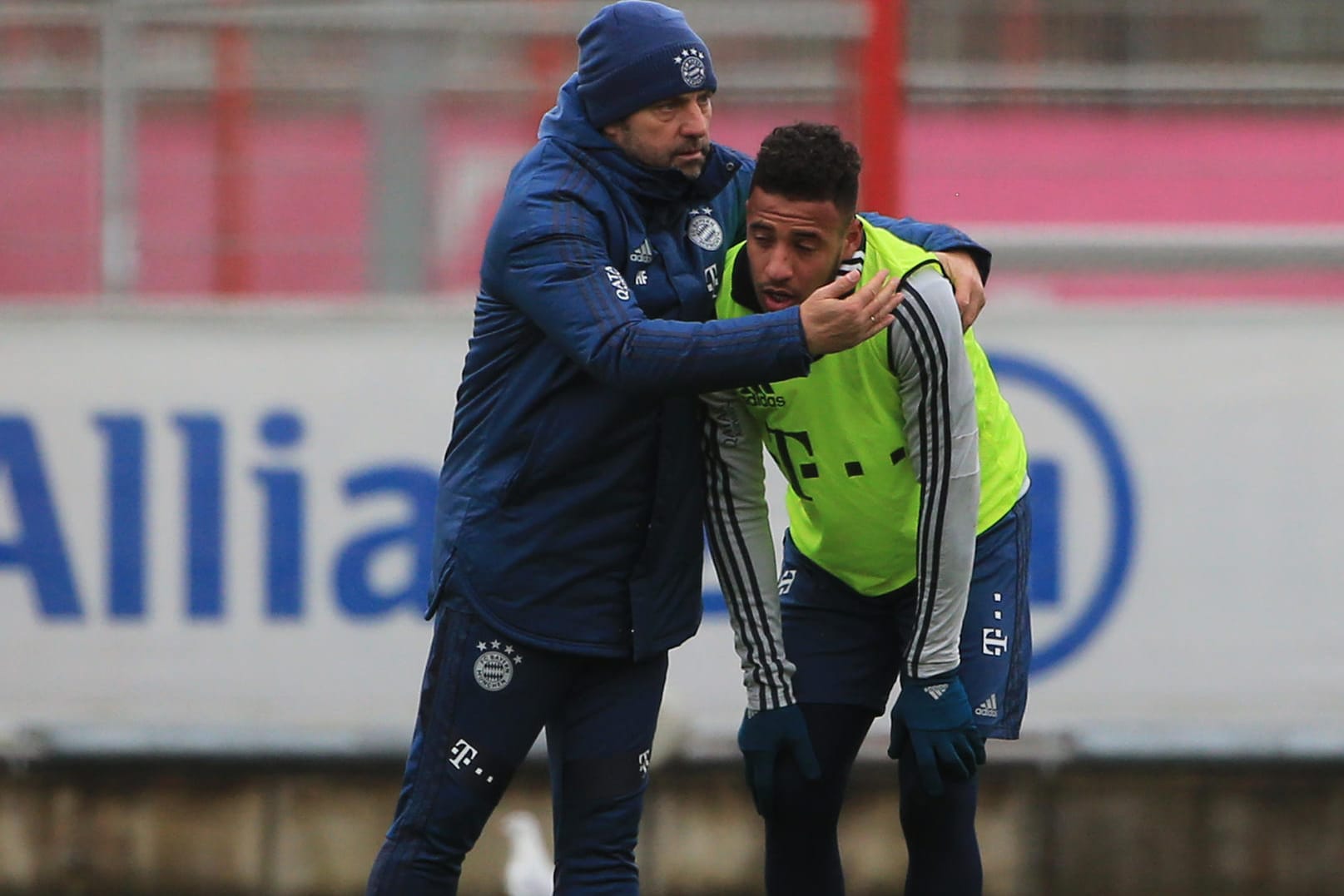 Angeschlagen: Corentin Tolisso (r.) im Bayern-Training mit Trainer Hansi Flick.