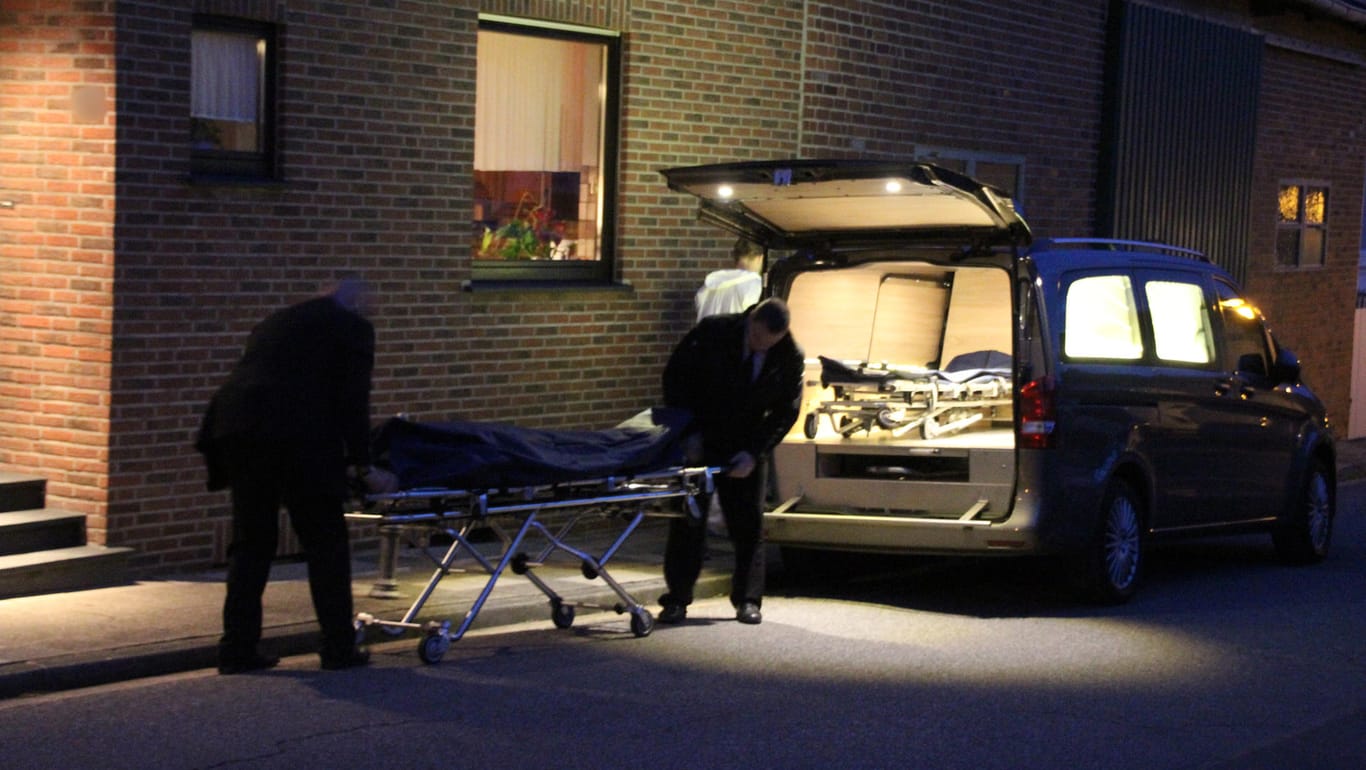Hückelhoven (NRW): Bestatter tragen eine der zwei Leichen aus einem Wohnhaus.
