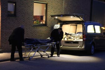Hückelhoven (NRW): Bestatter tragen eine der zwei Leichen aus einem Wohnhaus.