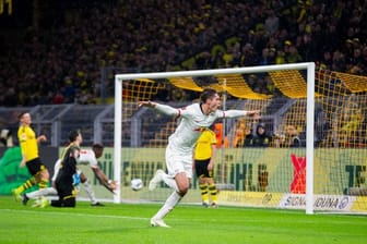 Patrik Schick (M) sorgte mit seinem Tor für den 3:3-Endstand im Spitzenspiel bei Borussia Dortmund.