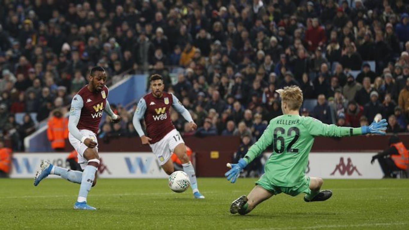 Jonathan Kodjia (l) feierte mit Aston Villa im Ligapokal einen klaren Sieg gegen die Reserve vom FC Liverpool.