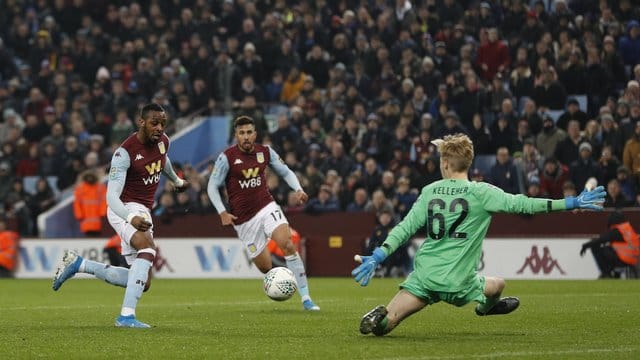 Jonathan Kodjia (l) feierte mit Aston Villa im Ligapokal einen klaren Sieg gegen die Reserve vom FC Liverpool. Jonathan Kodjia (l) feierte mit Aston Villa im Ligapokal einen klaren Sieg gegen die Reserve vom FC Liverpool.